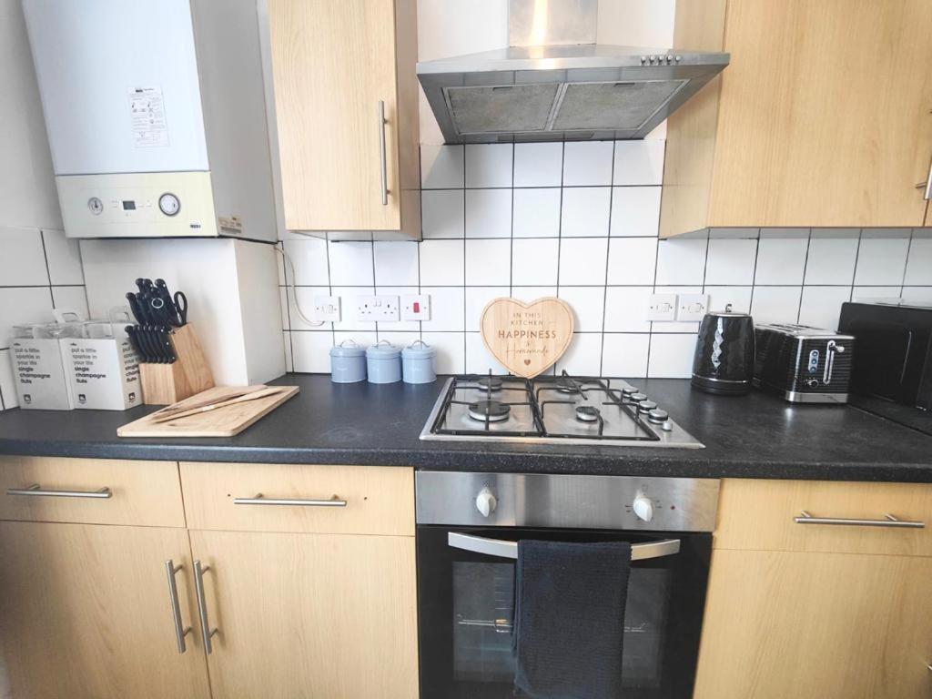 Lovely 3 Bedroom Serviced Apartment In Leytonstone London Exterior photo